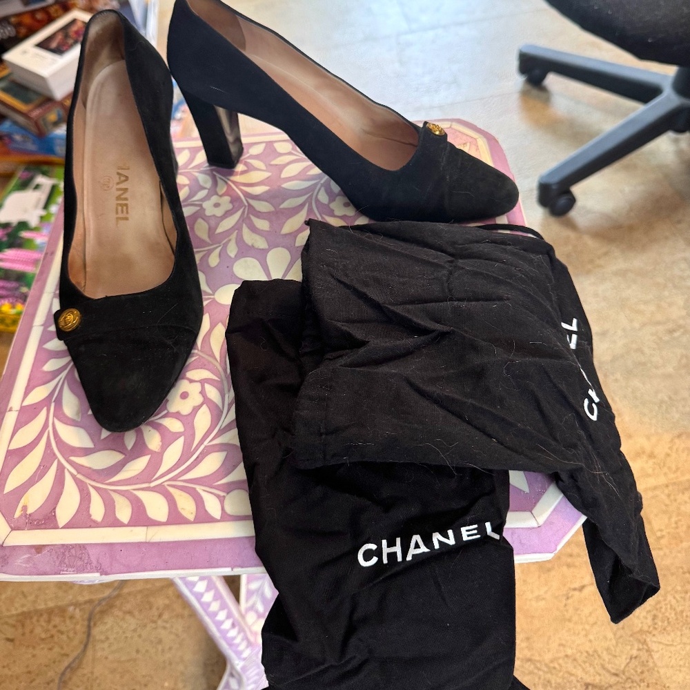 Gorgeous Chanel Black Suede High Heels Shoes size 37 US size 7  w/shoe bags